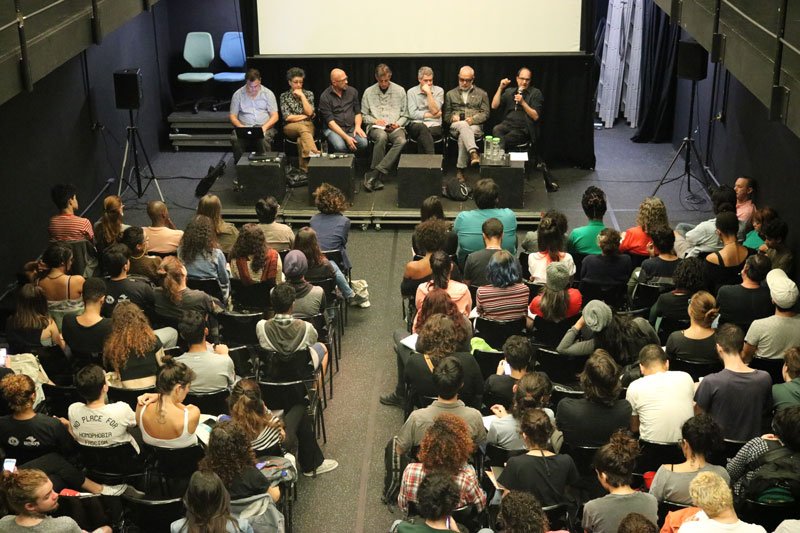 Coordenadores dos cursos regulares conversam com estudantes no encontro Panorama das Artes do Palco. Foto: Bruno Galvincio