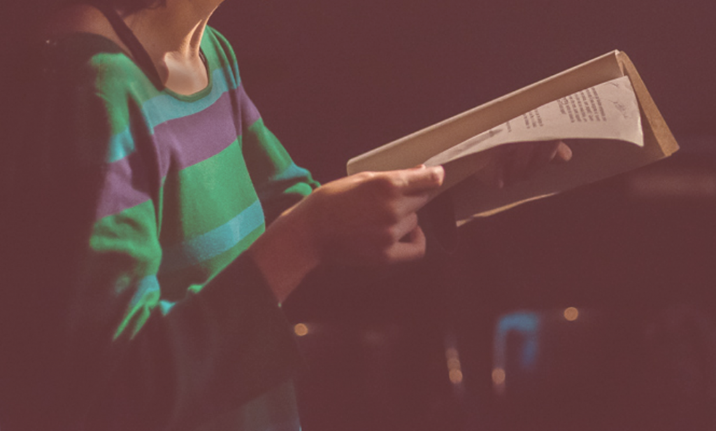 Mulher segura roteiro para leitura