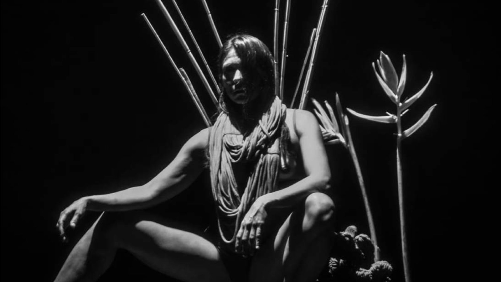 Fotografia preta e branca com uma artista indígena