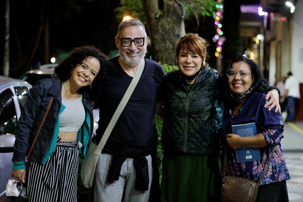 Ivam Cabral e elenco do grupo Gattu na abertura das Satyrianas 2021 no Cine Bijou - Foto: Bruno Poletti