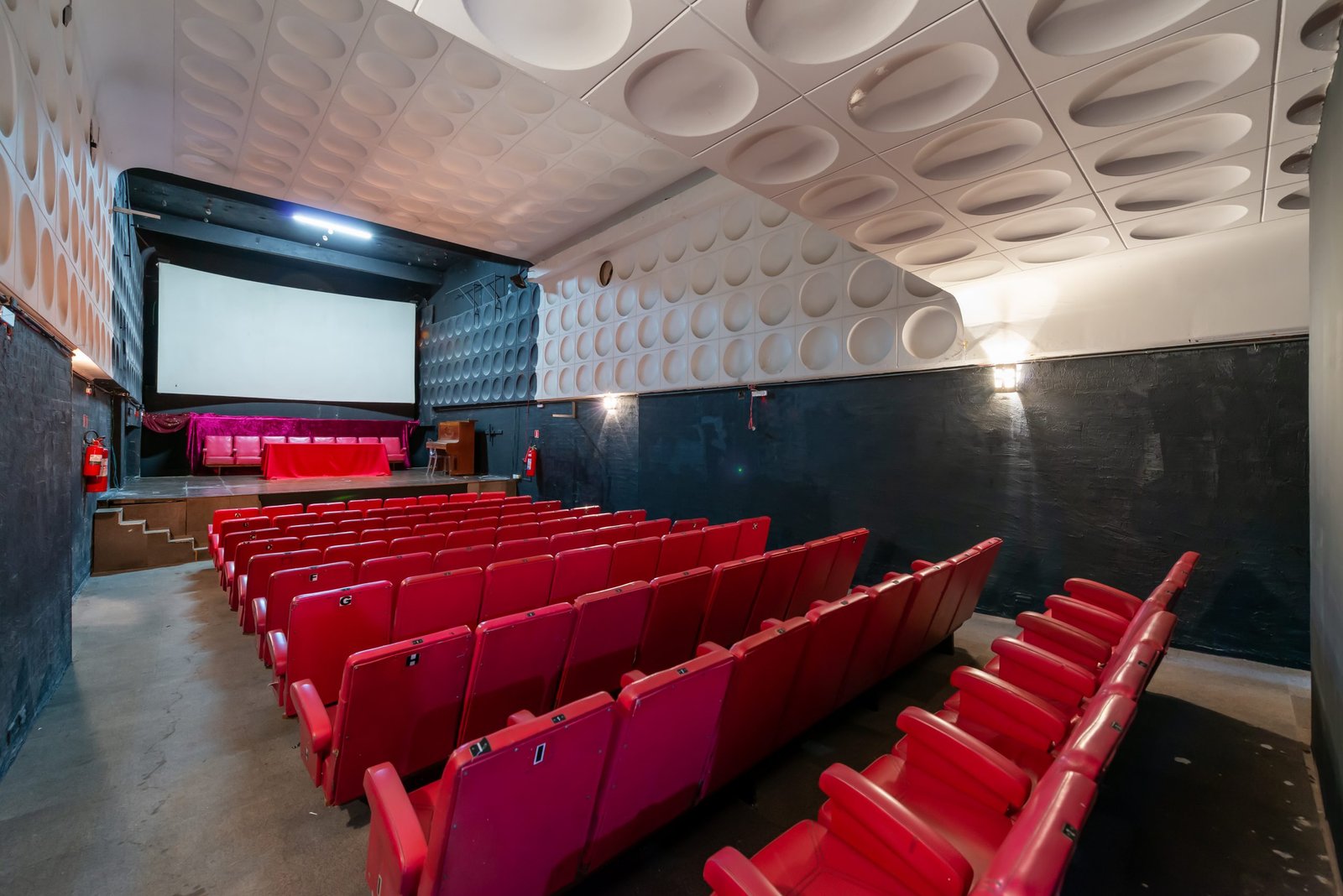 Imagem colorida da sala do Cine Satyros Bijou