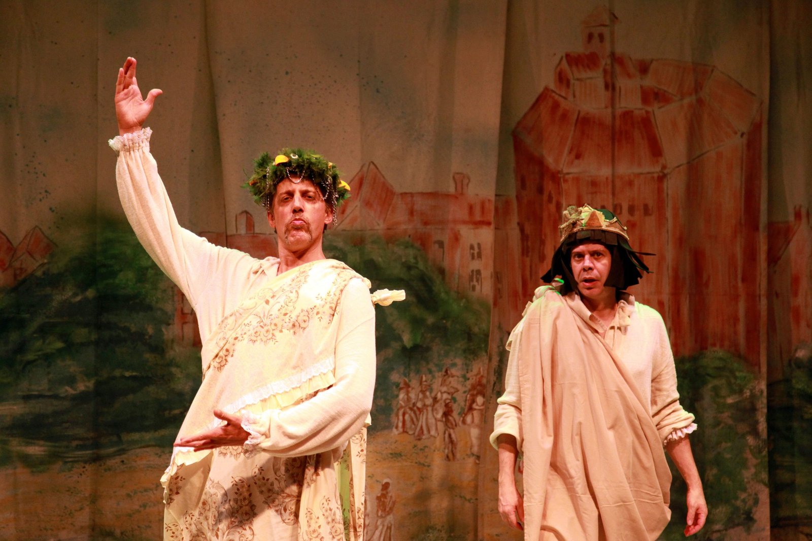 Fotografia colorida mostrando Raul Baretto e Hugo Possolo no espetáculo PPP@WllmShkspr.Br, do grupo Parlapatões