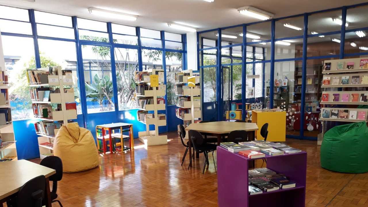 Fotografia colorida mostrando a parte interna da Biblioteca Adelpha Figueiredo