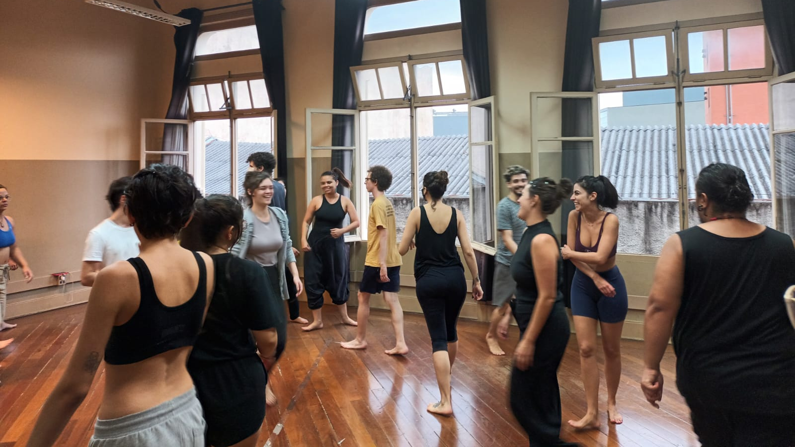 Prática dos estudantes do curso de Extensão Cultural de Introdução ao teatro de máscaras, orientada por Gabriel Bodstein