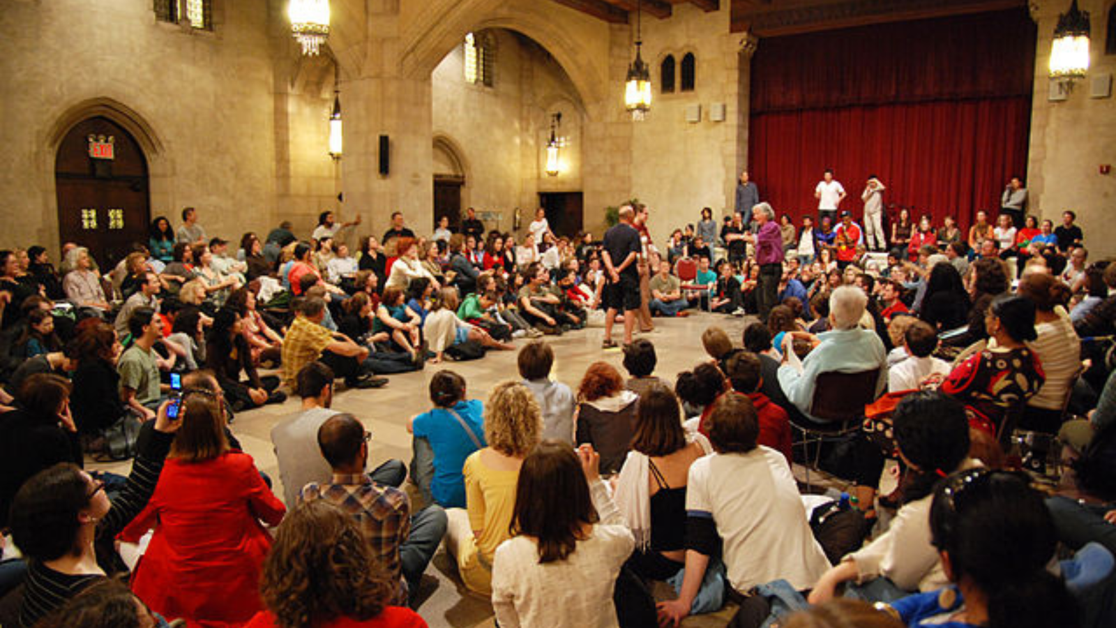 Augusto Boal apresentando a metodologia do Teatro do Oprimido para diversos participantes em Nova Iorque.