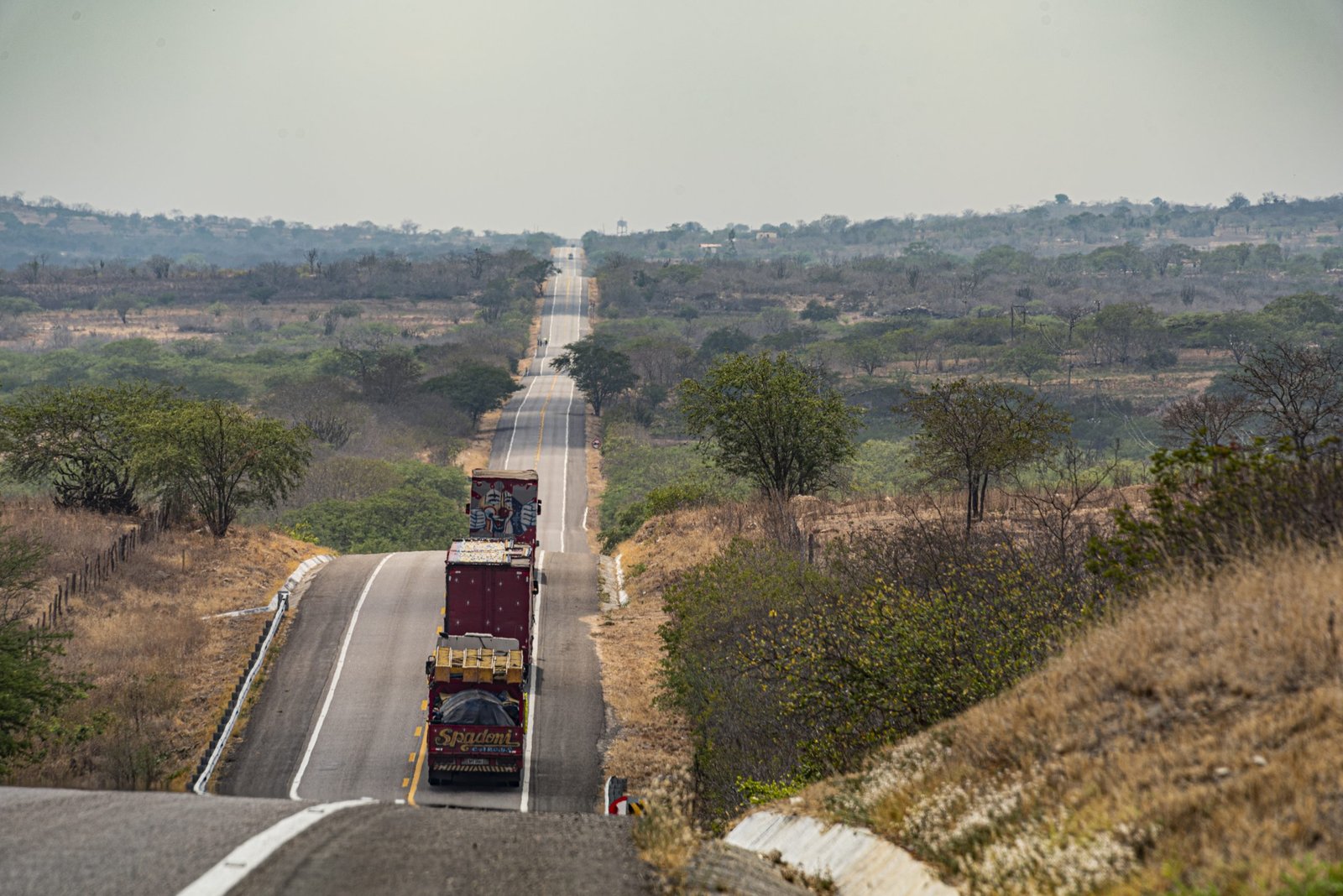 Cena do filme O Circo Voltou mostrando os caminhões da trupe nas estradas brasileiras
