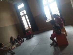 Estudante da SP Escola de Teatro e crianças e adolescentes bolivianos da região da sede Brás em atividades artísticas