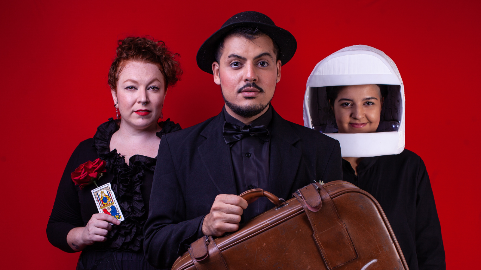 Os três atores da peça "A cigana, o palhaço e o astronauta" posam em foto divulgaçãoOs três atores da peça "A cigana, o palhaço e o astronauta" posam em foto divulgação