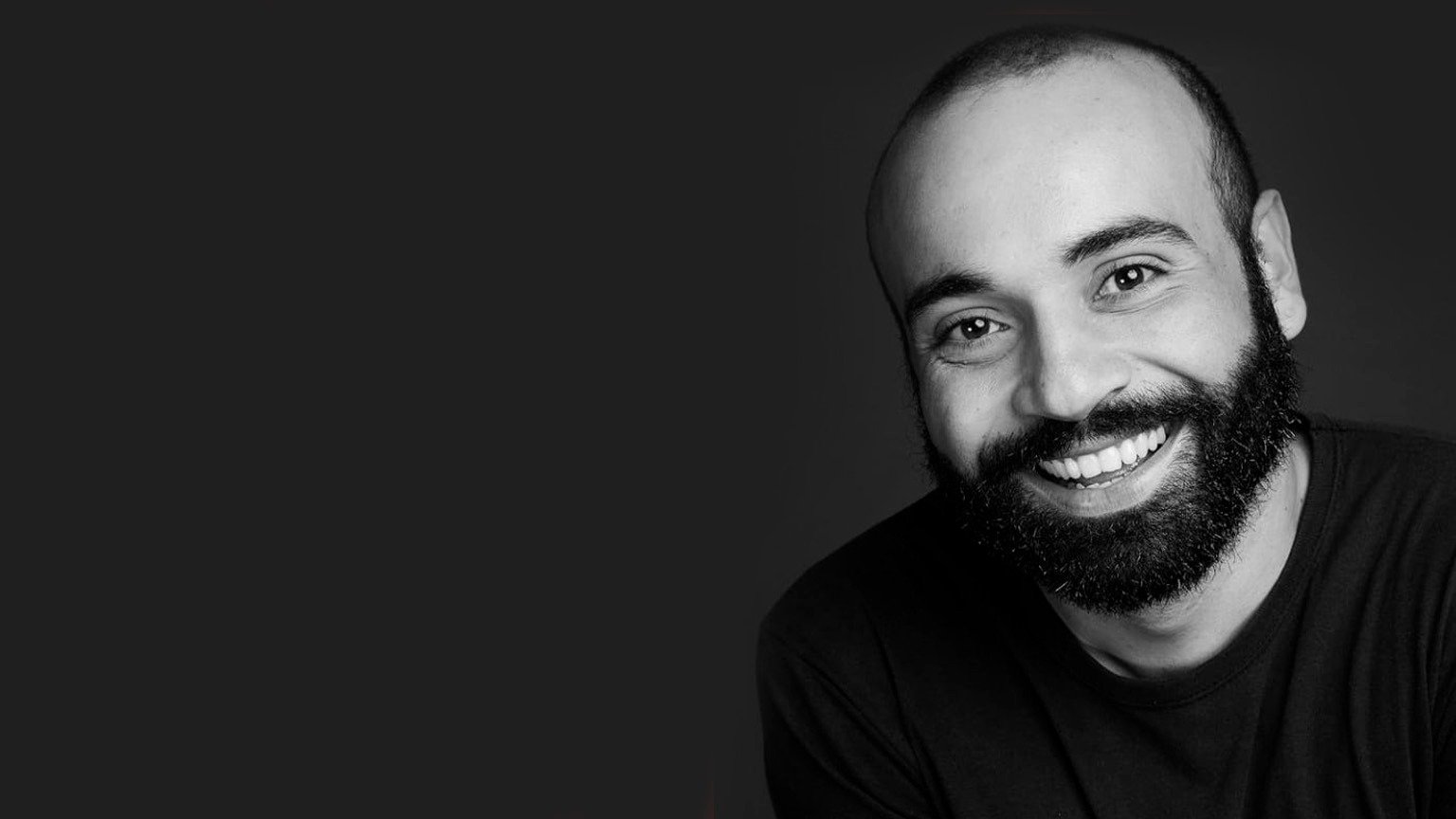 Douglas Lima, estudante egresso da SP Escola de Teatro, em foto preto e branco