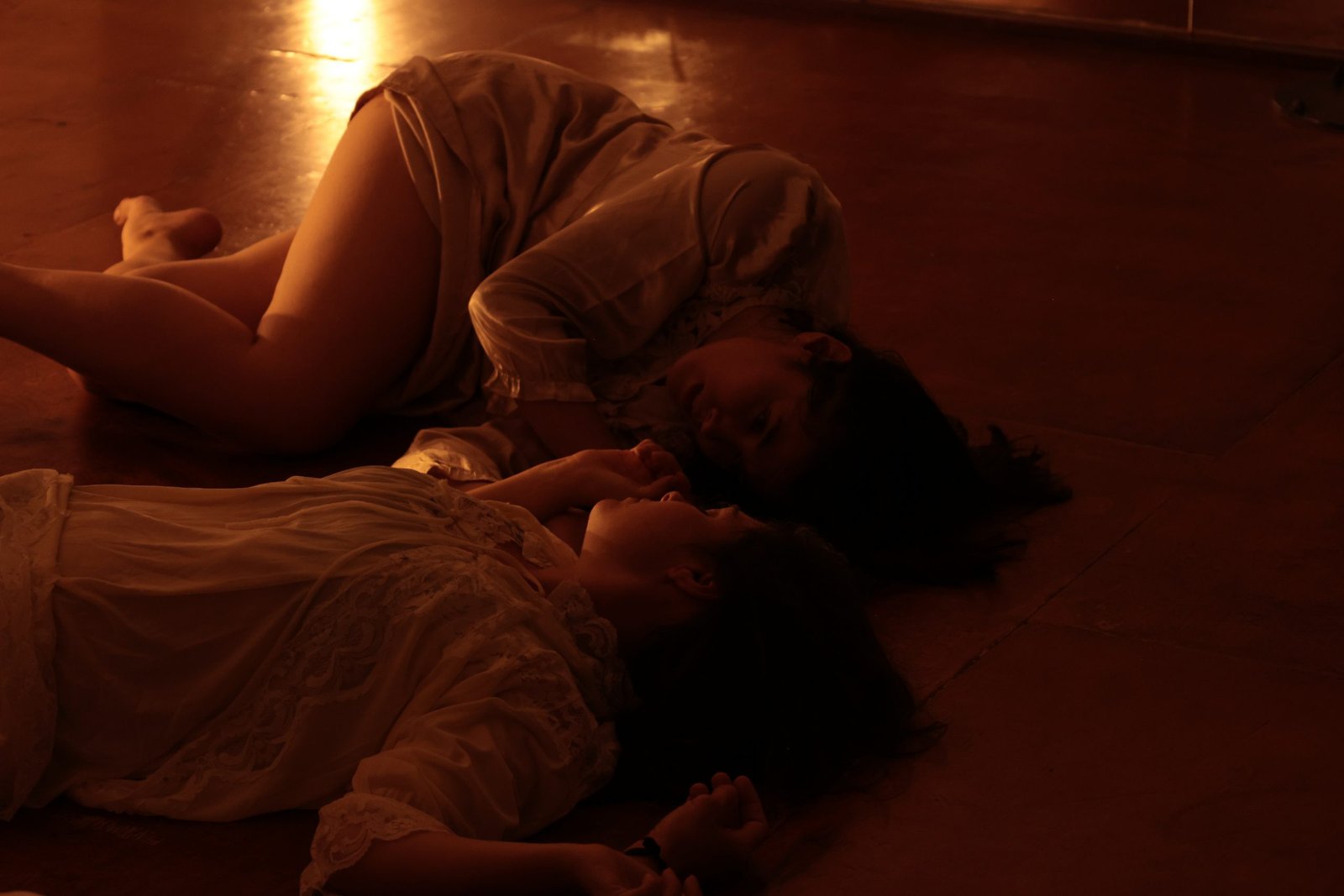 Duas mulheres em cena da peça "Até Quando Você Cabe Em Mim?"