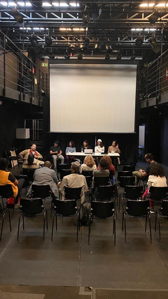 Foto colorida mostrando Mauricio Paroni falando na mesa "Território Siará"