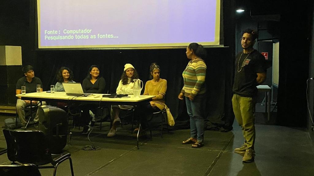 Foto colorida mostrando João Martins, Monica Madureiro e os estudantes da SP Escola de Teatro na mesa "Território Siará"