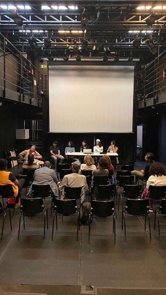 Foto colorida mostrando Mauricio Paroni falando na mesa "Território Siará"