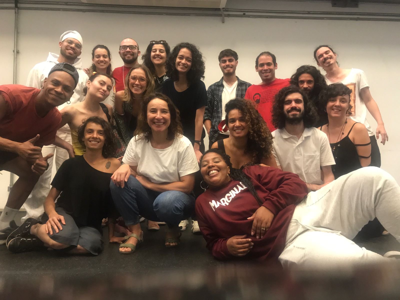 Foto colorida de estudantes posando para foto, no curso "Criação de Solos Autorais", com Mariah Amélia Farah