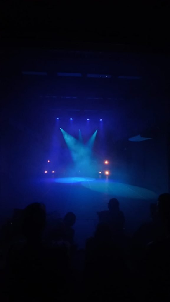 Foto mostrando o palco sob o efeito da luz azul
