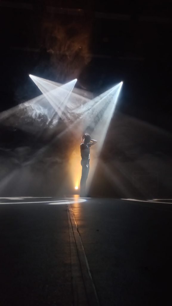 Foto de uma pessoa entre as luzes brancas