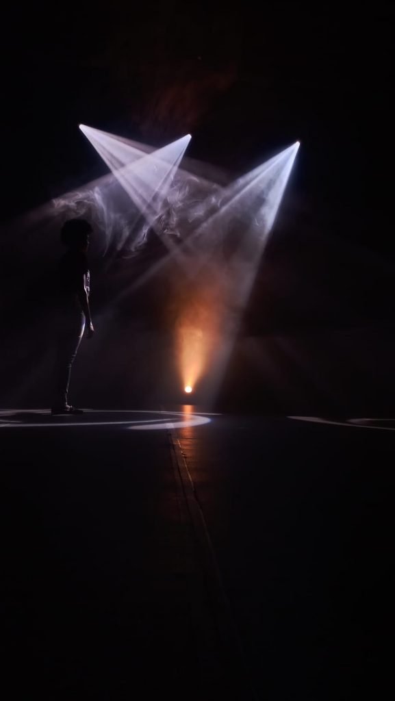 Foto de uma pessoa contra a luz branca