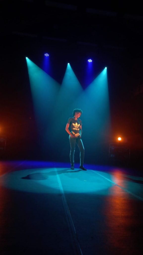 Foto de uma pessoa sob a iluminação das luzes azul e verde