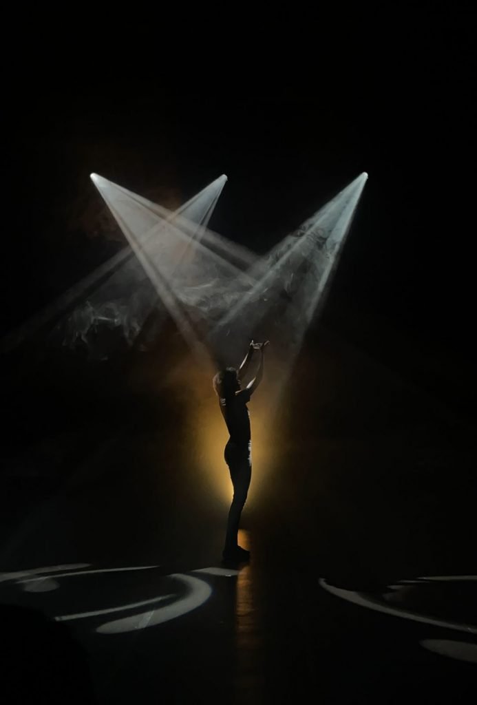 Foto com uma pessoa contra a luz amarela