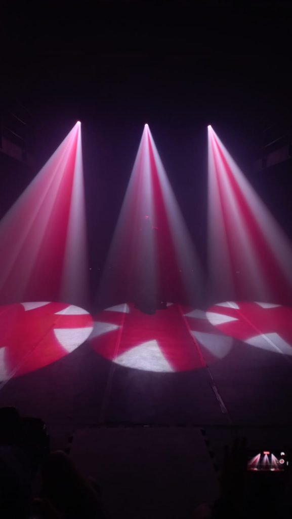 Foto mostrando o efeito no palco do encontro das luzes branca e vermelha