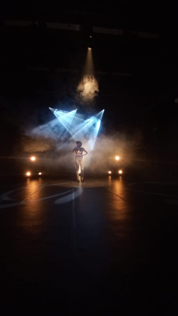 Foto de uma pessoa entre as luzes brancas