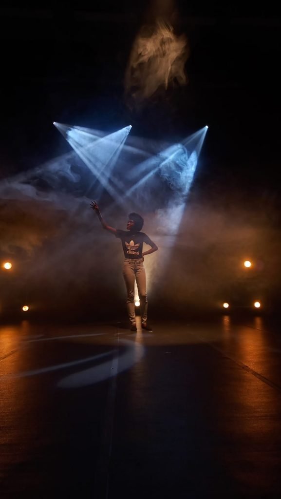 Foto de uma pessoa entre as luzes brancas