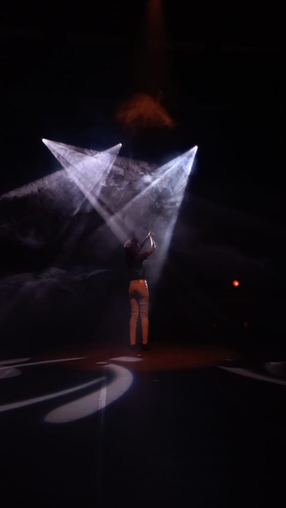 Foto de uma pessoa entre as luzes brancas