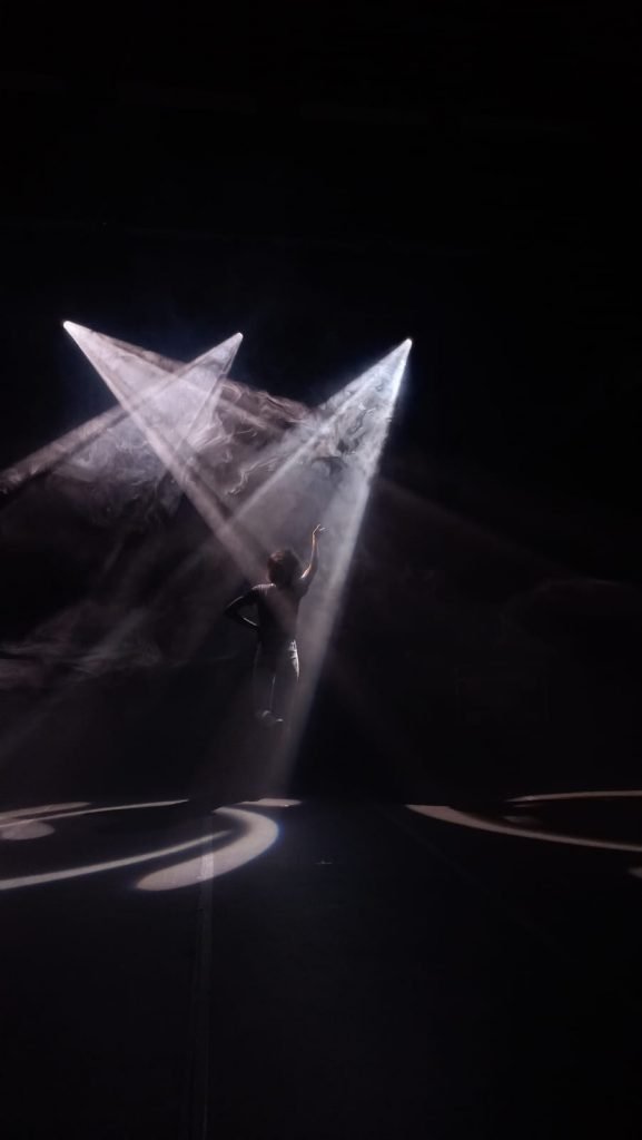 Foto de uma pessoa entre as luzes brancas