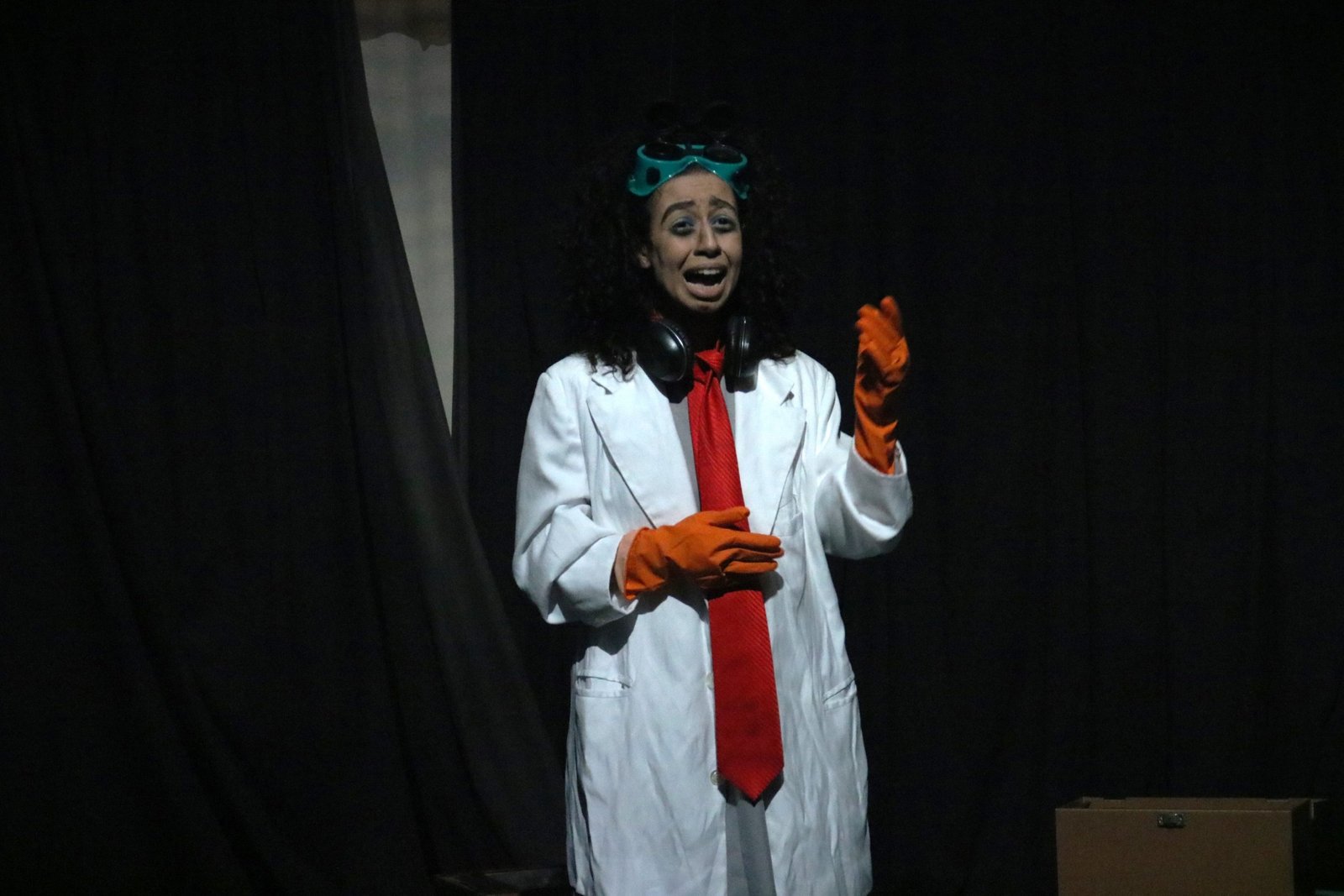 Foto colorida mostrando uma estudante da SP Escola de Teatro em experimento cênico