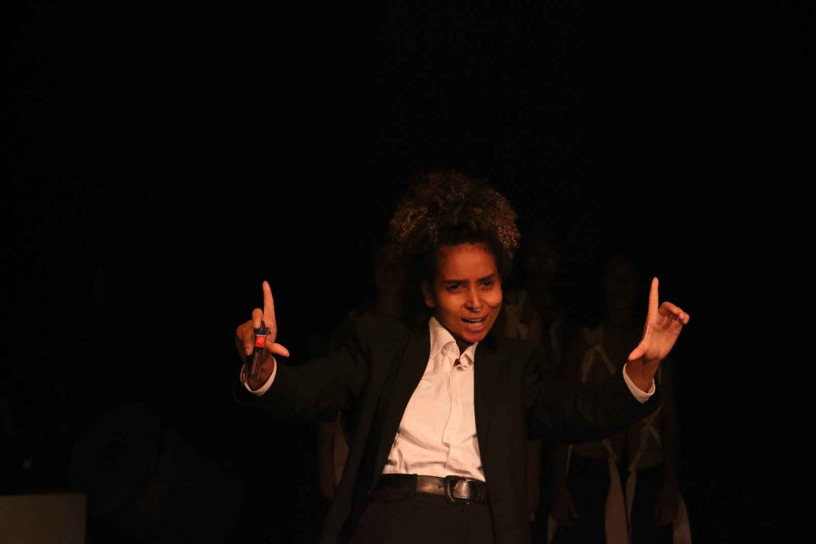 Foto colorida mostrando uma estudante da SP Escola de Teatro em experimento cênico