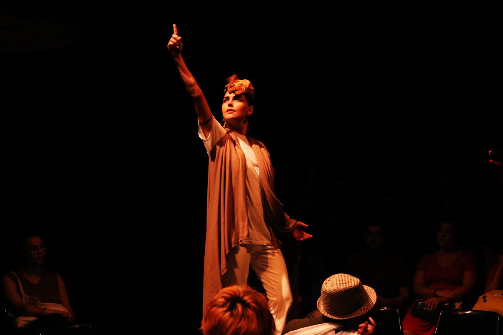 Foto colorida mostrando um estudante da SP Escola de Teatro em experimento cênico