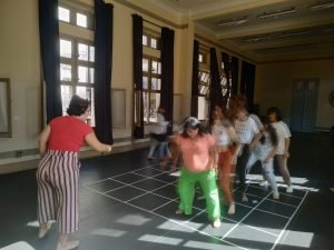 Estudantes Juliana, Alicia, Victória e Ana Leticia conduzem oficina com crianças bolivianas em uma das sala da sede Brás da SP Escola de Teatro