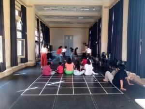 Crianças bolivianas em atividade da oficina oferecida em uma das salas da sede Brás da SP Escola de Teatro