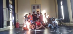 Mulheres bolivianas da Amilv posam em foto junto aos estudantes da SP Escola de Teatro