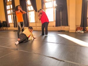 Estudante Samyra conduz atividade da oficina mulheres na sede Brás da SP Escola de Teatro