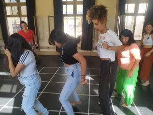 Estudantes Ana Leticia, Alicia e Victória conduzem atividade da oficina oferecida em uma das salas da sede Brás da SP Escola de Teatro