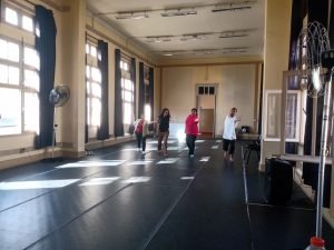 Estudantes Mateus e Rheroandra conduzem atividade da oficina para mulheres da Associação Mulheres Imigrantes Luz e Vida, entre elas está Miriam, a responsável pela Amilv