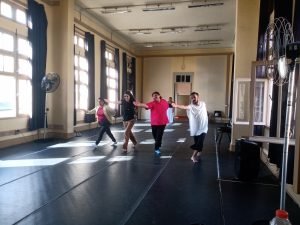 Estudantes Mateus e Rheroandra conduzem atividade da oficina para mulheres da Associação Mulheres Imigrantes Luz e Vida, entre elas está Miriam, a responsável pela Amilv