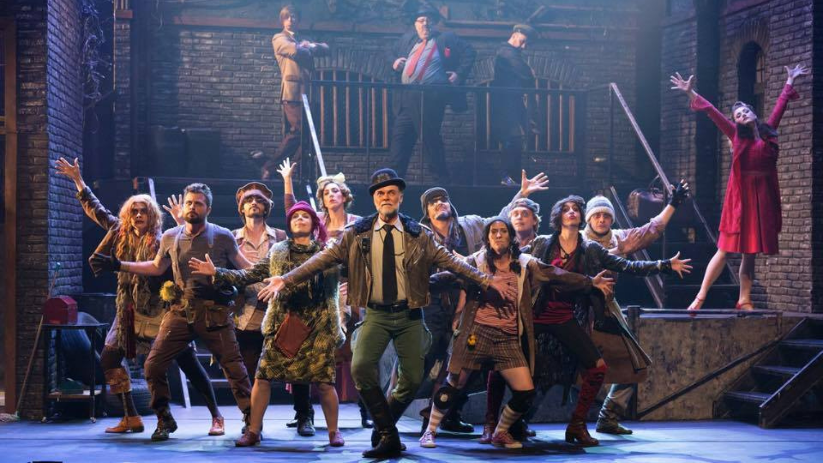 Foto colorida mostrando cena do espetáculo "Urinal - O Musical"