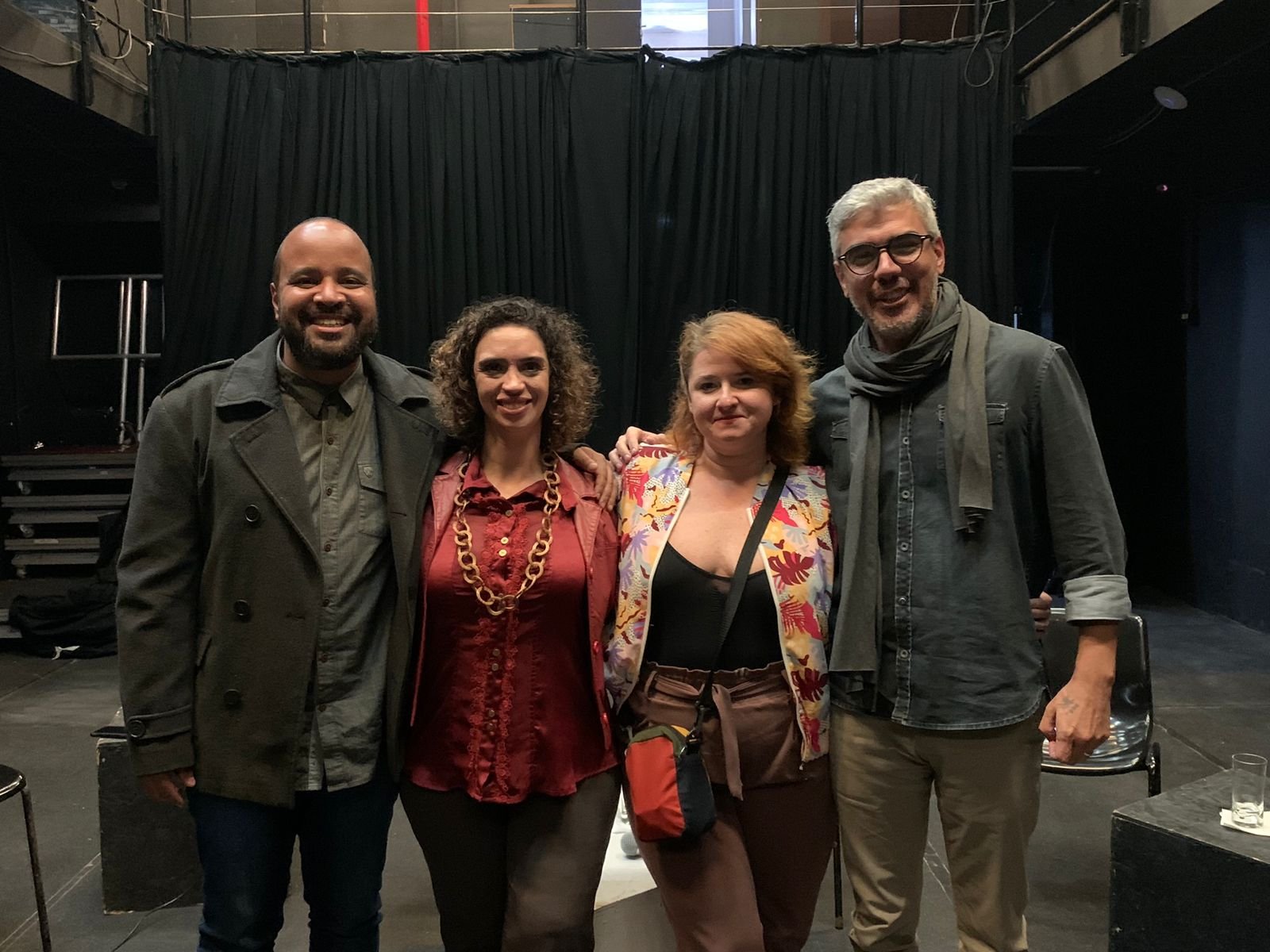 Quatro pessoas em pé, uma ao lado da outra, posando para a fotografia. Miguel Arcanjo Prado, Kyra Piscitelli, Angela Ribeiro e Bob Sousa na mesa de discussão "Imagem, Cena e Comunicação no Teatro”