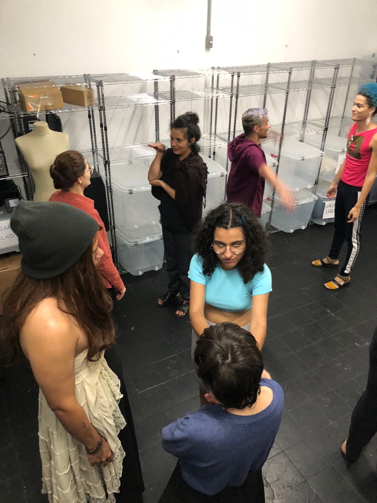 Fotografia colorida da oficina teatral realizada na Casa 1