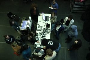 Fotografia colorida da turma de sonoplastia com Allyne Cassini.