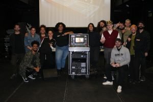 Fotografia colorida da turma de sonoplastia com Allyne Cassini