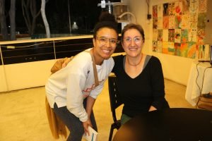 Fotografia colorida mostrando Tiche Vianna com uma convidada do lançamento do livro