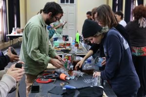 Fotografia colorida mostra estudantes criando instrumentos em aula com Barulho Max