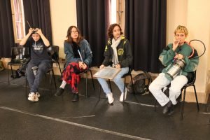 Fotografia colorida mostra estudantes tocando os instrumentos criados na aula com Barulho Max