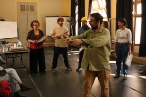 Fotografia colorida mostra aula de sonoplastia com Barulho Max