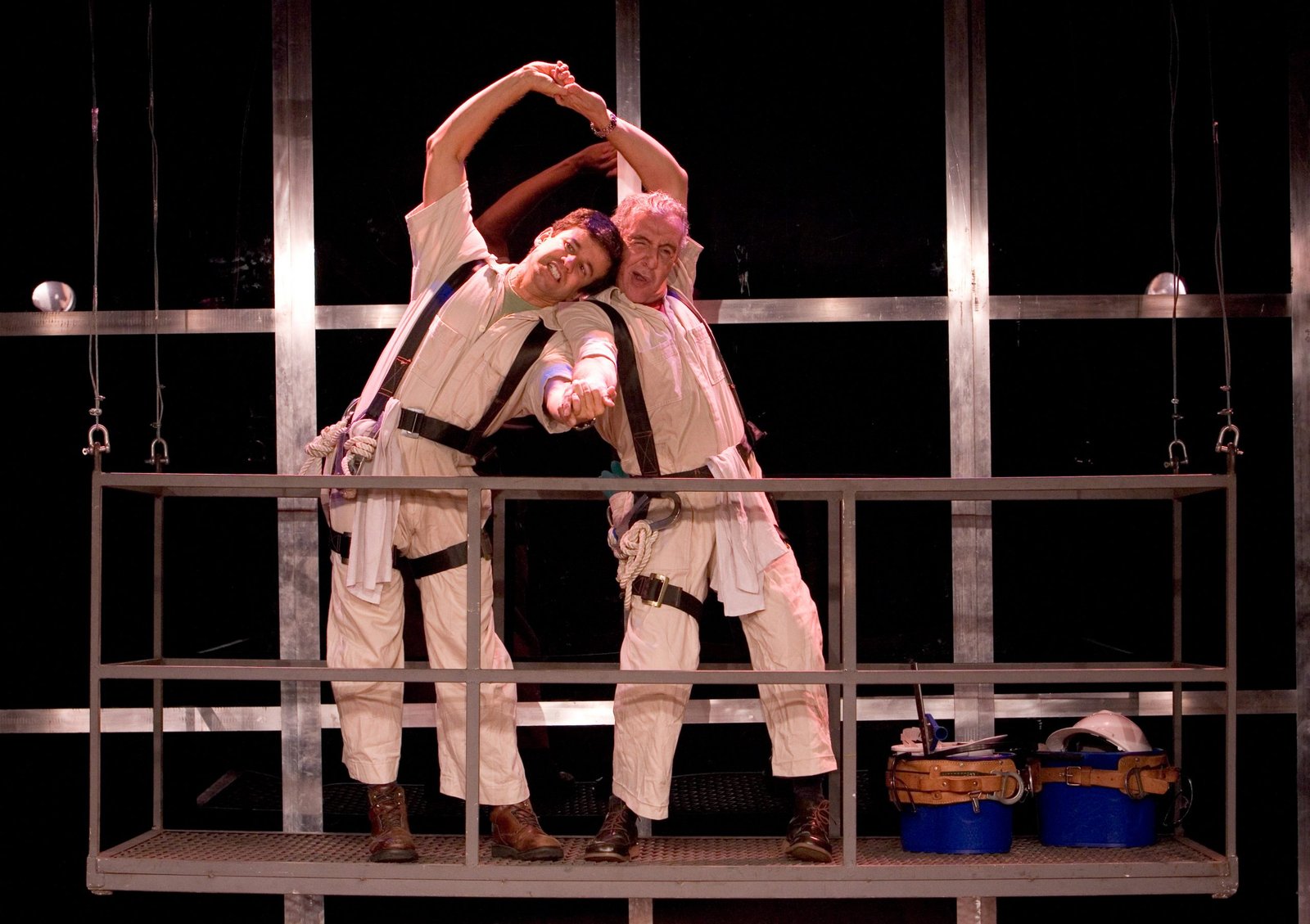 Dois atores em cena, na peça "Andaime"