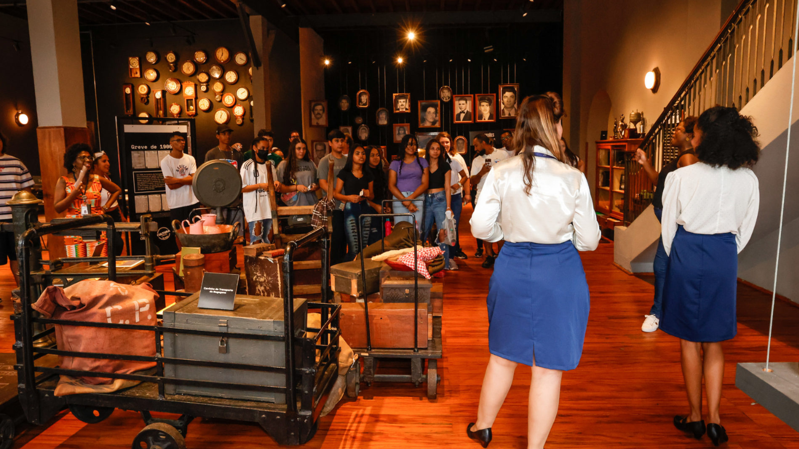 Fotografia colorida mostrando os estudantes da Escola Estadual Cecilia Rolemberg no Museu Histórico e Cultural – Solar do Barão 