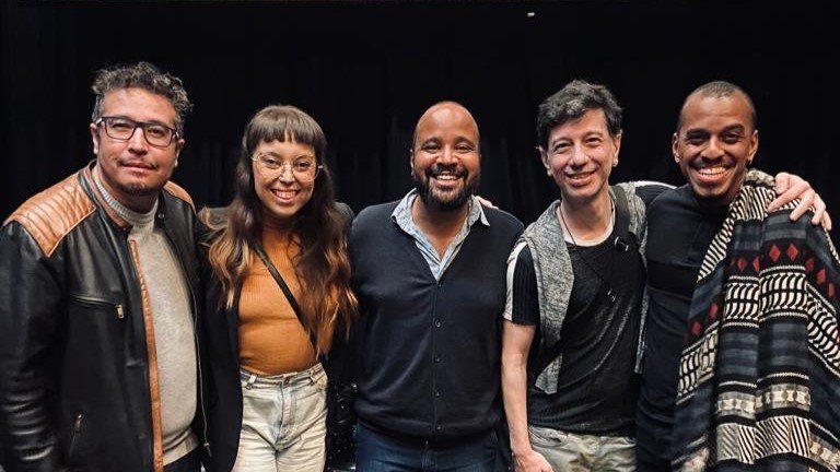 Foto colorida mostrando Miguel Arcanjo, Marllos Silva, Gui Leal, Carla Vazquez e Kleber Montanheiro